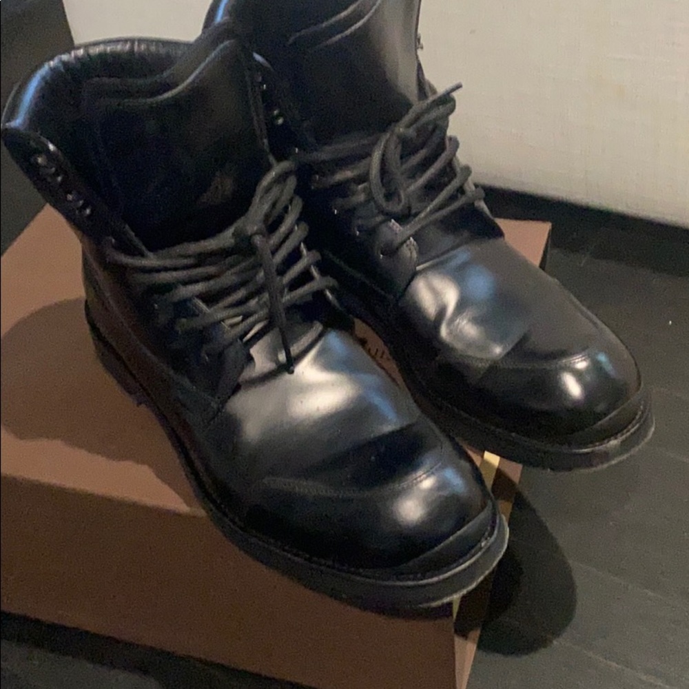 Louis Vuitton men’s territory boots size Lv 9